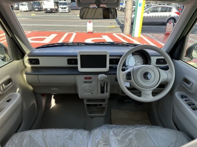 ラパン(スズキ)新車見本展示無 後席から見た前席