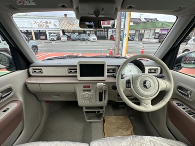 ラパン(スズキ)新車見本展示無 後席から見た前席