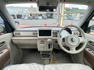 ラパン(スズキ)新車見本展示無 後席から見た前席