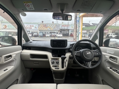 ムーヴ(ダイハツ)中古車 後席から見た前席