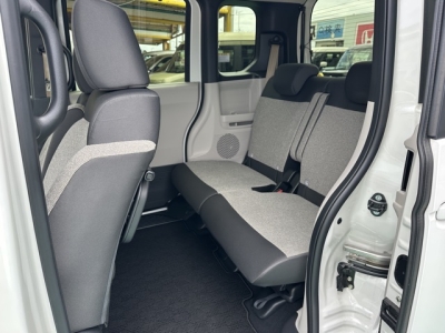 新型N-BOX(ホンダ)中古車 後席内装