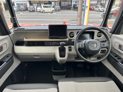 新型N-BOX(ホンダ)中古車 後席から見た前席