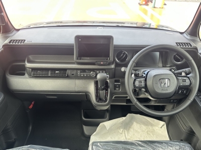 新型N-BOX(ホンダ)届出済未使用車 後席から見た前席