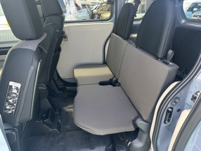N-VAN e(ホンダ)届出済未使用車 後席から見た前席