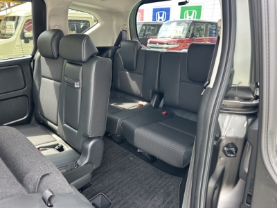 フリード(ホンダ)中古車 後席から見た前席