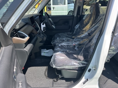 新型ムーヴ(ダイハツ)新車見本展示有 前席内装