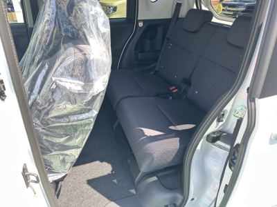 新型ムーヴ(ダイハツ)新車見本展示有 後席内装