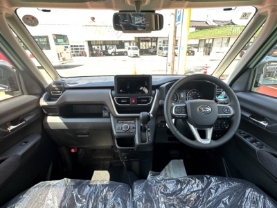 新型ムーヴ(ダイハツ)新車見本展示有 後席から見た前席
