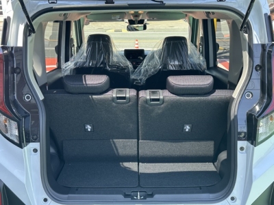 新型ムーヴ(ダイハツ)新車見本展示有 内外装写真他１
