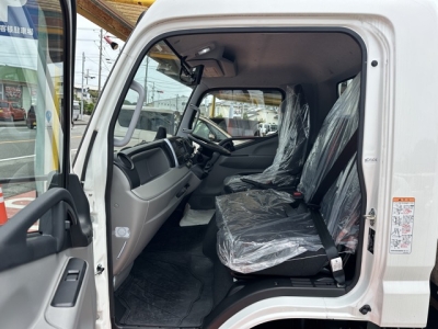 キャンター(三菱)登録済未使用車 前席内装