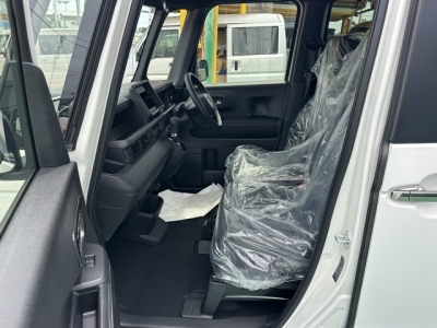 新型N-BOX(ホンダ)届出済未使用車 前席内装