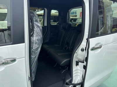 新型N-BOX(ホンダ)届出済未使用車 後席内装