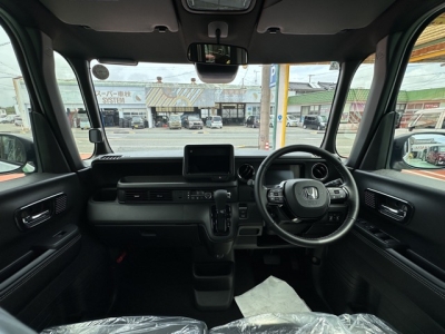 新型N-BOX(ホンダ)届出済未使用車 後席から見た前席
