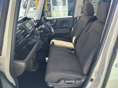 N-BOX(ホンダ)中古車 後席内装