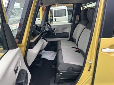 新型N-BOX(ホンダ)届出済未使用車 前席内装