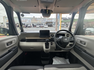 新型N-BOX(ホンダ)届出済未使用車 後席から見た前席
