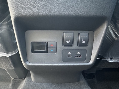 エクストレイル(ニッサン)登録済未使用車 後席から見た前席