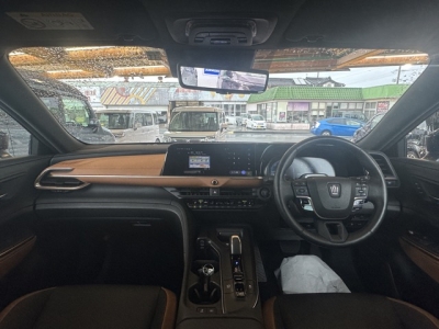 クラウンクロスオーバー(トヨタ)中古車 後席から見た前席