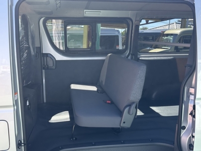 ボンゴブローニィバン(マツダ)登録済未使用車 後席から見た前席