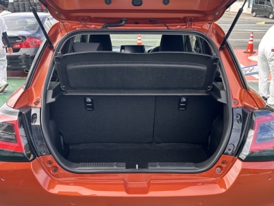 新型スイフト(スズキ)中古車 内外装写真他