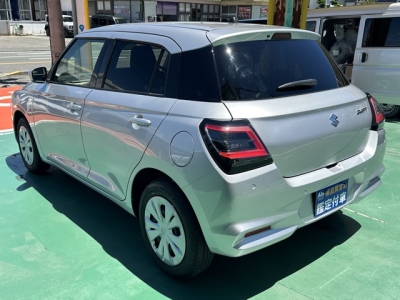 新型スイフト(スズキ)中古車 後方