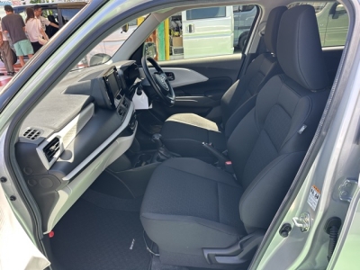 新型スイフト(スズキ)中古車 前席内装