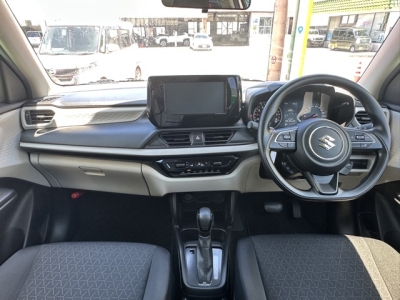新型スイフト(スズキ)中古車 後席から見た前席