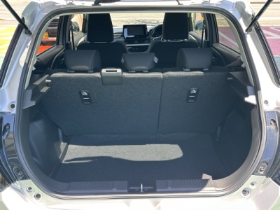 新型スイフト(スズキ)中古車 内外装写真他