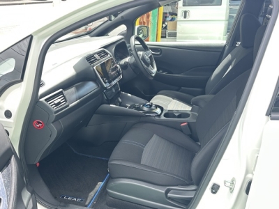 リーフ(ニッサン)中古車 前席内装