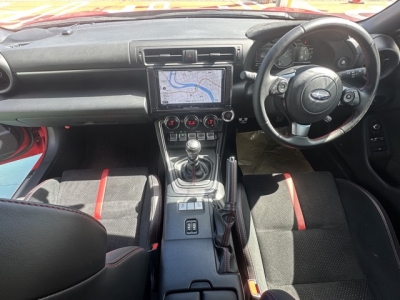 BRZ(スバル)中古車 後席から見た前席