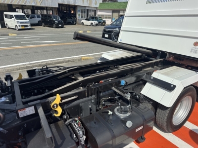 キャンター(三菱)登録済未使用車 後席から見た前席
