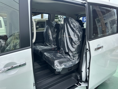 セレナ(ニッサン)登録済未使用車 後席内装