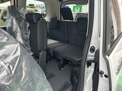 セレナ(ニッサン)登録済未使用車 後席から見た前席
