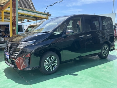 セレナ(ニッサン)登録済未使用車 前方