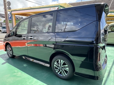 セレナ(ニッサン)登録済未使用車 後方