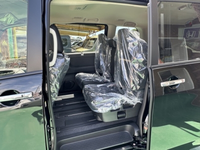 セレナ(ニッサン)登録済未使用車 後席内装