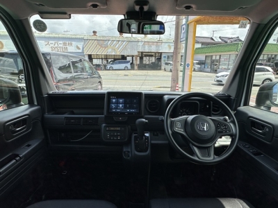 N-VAN(ホンダ)中古車 後席から見た前席