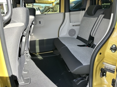 新型N-BOX(ホンダ)届出済未使用車 後席内装