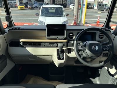 新型N-BOX(ホンダ)届出済未使用車 後席から見た前席