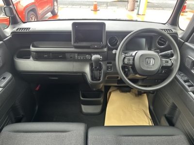 新型N-BOX(ホンダ)届出済未使用車 後席から見た前席