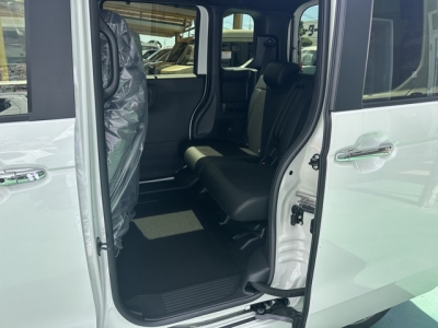 新型N-BOX(ホンダ)届出済未使用車 後席内装