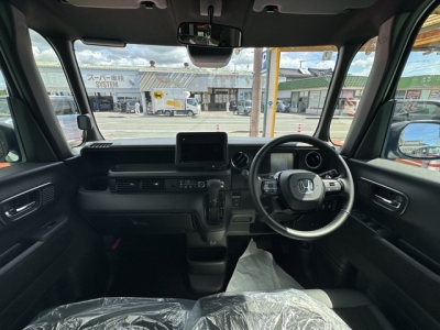 新型N-BOX(ホンダ)届出済未使用車 後席から見た前席