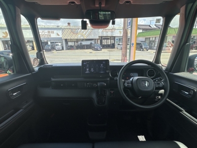 新型N-BOX(ホンダ)中古車 後席から見た前席
