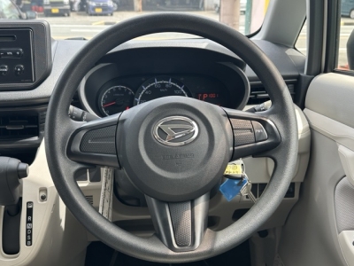 ムーヴ(ダイハツ)中古車 後席から見た前席