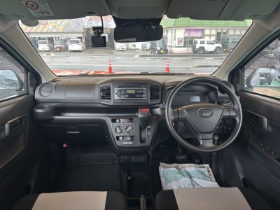 ミライース(ダイハツ)中古車 後席から見た前席