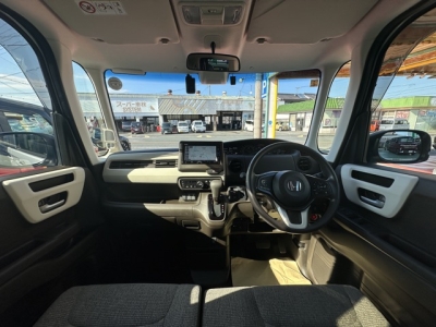 N-BOX(ホンダ)中古車 後席から見た前席