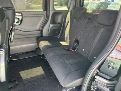 N-BOXカスタム(ホンダ)中古車 後席内装