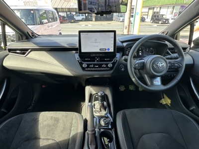 GRカローラ(トヨタ)中古車 後席から見た前席