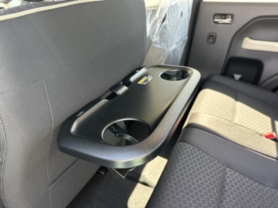 クロスビー(スズキ)登録済未使用車 後席から見た前席
