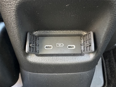 フィット(ホンダ)中古車 後席から見た前席